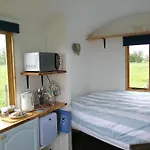 Sunny Mount Shepherd's Hut Campismo de Luxo Long Marton