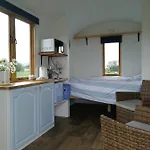 Sunny Mount Shepherd's Hut * Long Marton