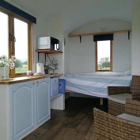 Sunny Mount Shepherd's Hut * Long Marton