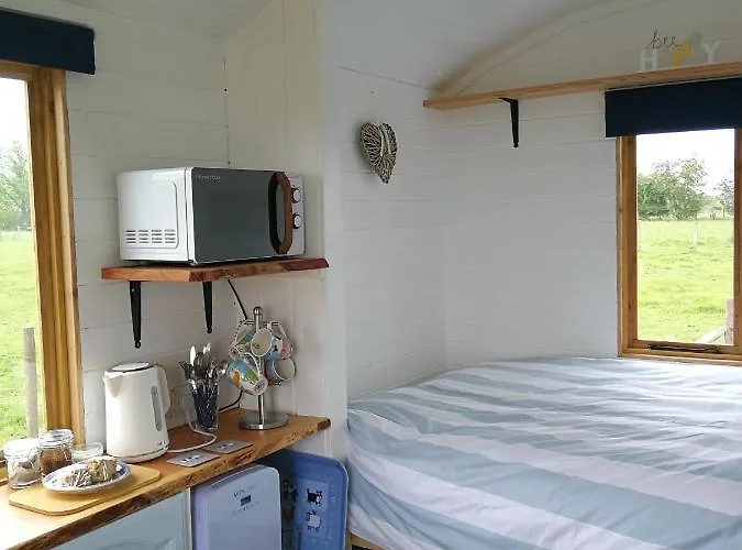 Sunny Mount Shepherd's Hut Luxury tent Long Marton